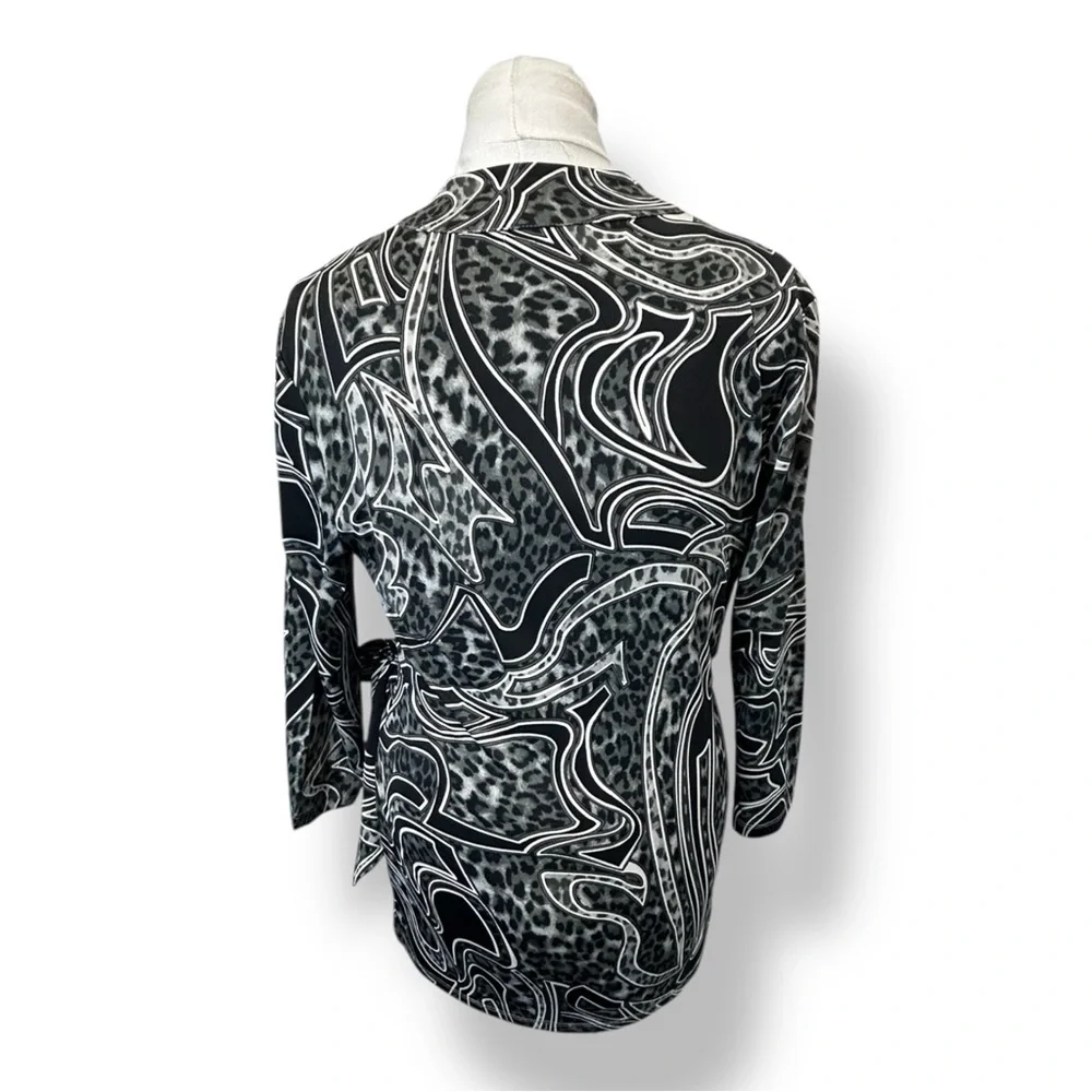 Carmen Marc Valvo Women’s 3/4 Sleeve Wrap Blouse Abstract Leopard Black/White L - Picture 5 of 10